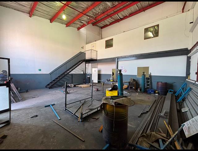 154M² WAREHOUSE TO LET IN JET PARK