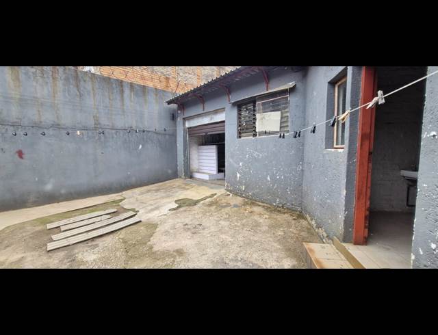 300M² BUILDING TO LET IN VILLAGE DEEP