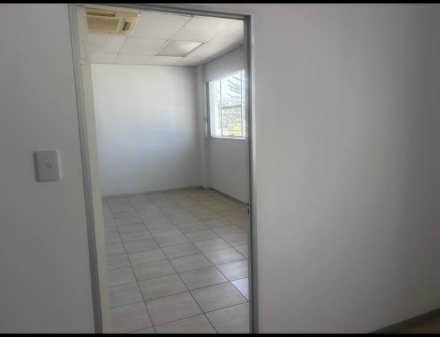 18M² SERVICED OFFICE TO LET IN SAVOY ESTATE
