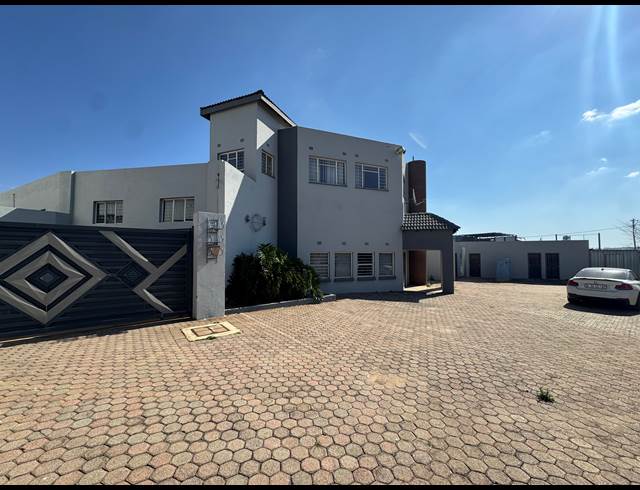 1,200M² WAREHOUSE TO LET IN ROODEPOORT CENTRAL