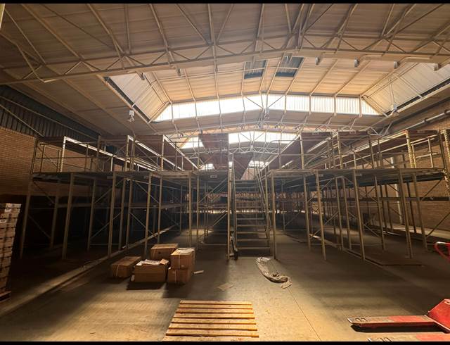 950M² WAREHOUSE TO LET IN CROWN