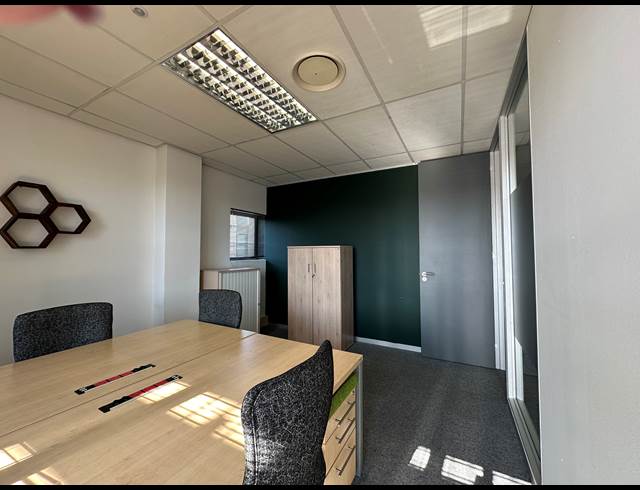 43M² CO-WORKING SPACE TO LET IN DIE HOEWES