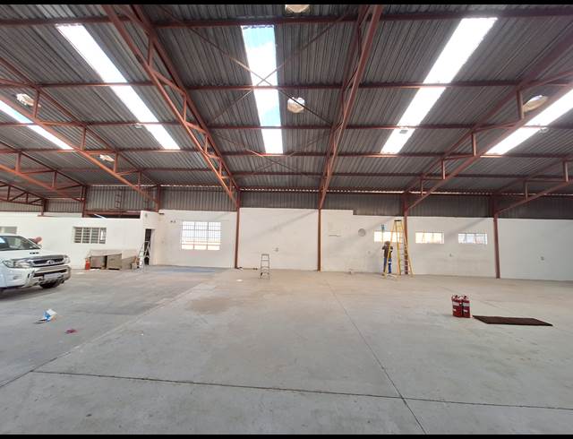 1,200M² WAREHOUSE TO LET IN STORMILL