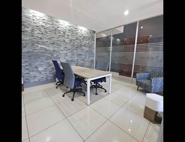 1,371M² BUILDING TO LET IN DIE HOEWES