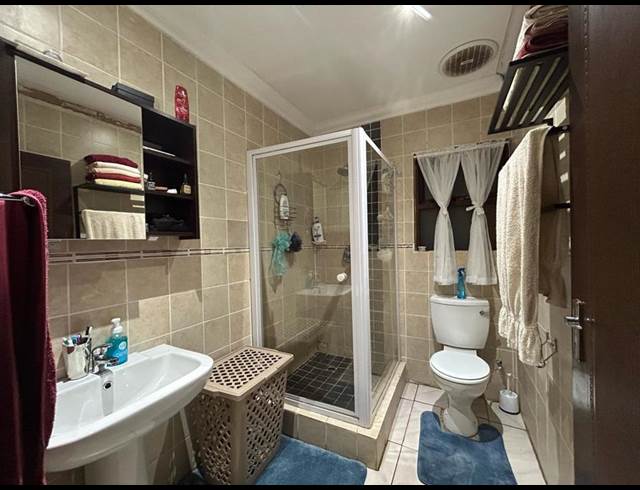 5 BEDROOM HOUSE TO LET IN MELODIE