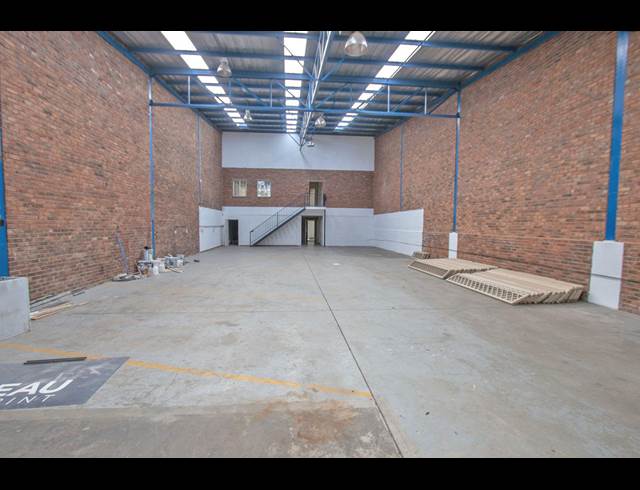 1,051M² OFFICE TO LET IN HALFWAY HOUSE