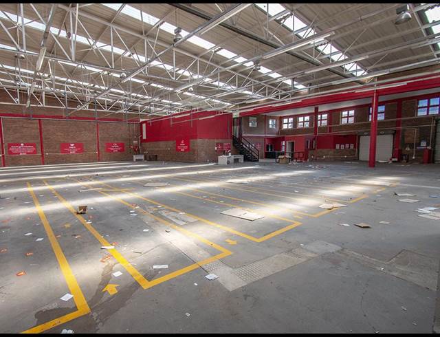 1,161M² WAREHOUSE TO LET IN FONTAINEBLEAU
