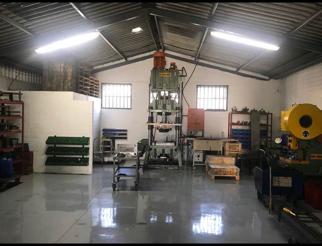 233M² WAREHOUSE RENTED IN STIKLAND INDUSTRIAL