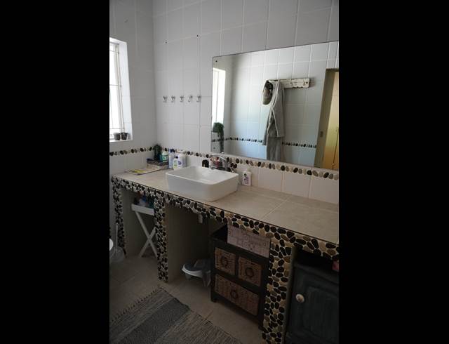 3 BEDROOM FREESTANDING TO LET IN HELDERVUE