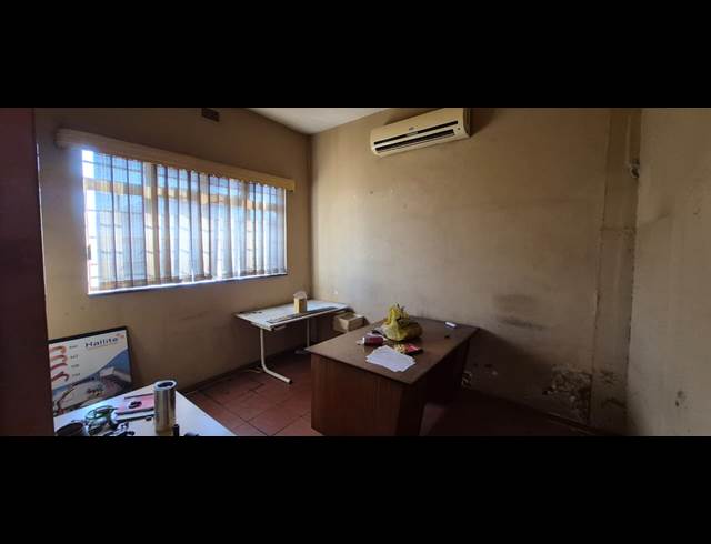 250M² WAREHOUSE TO LET IN ANDERBOLT