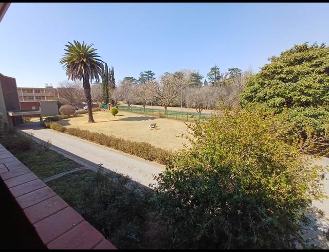 2 BEDROOM FLAT TO LET IN THREE RIVERS PROPER