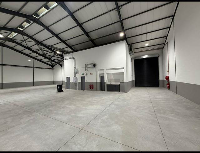 761M² WAREHOUSE TO LET IN STIKLAND INDUSTRIAL