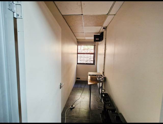 130M² OFFICE TO LET IN HOUGHTON ESTATE