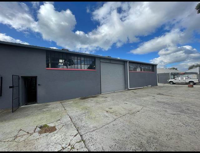 500M² WAREHOUSE TO LET IN TRIANGLE FARM