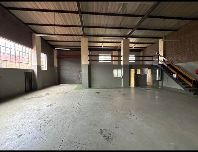 300M² WAREHOUSE TO LET IN KNIGHTS