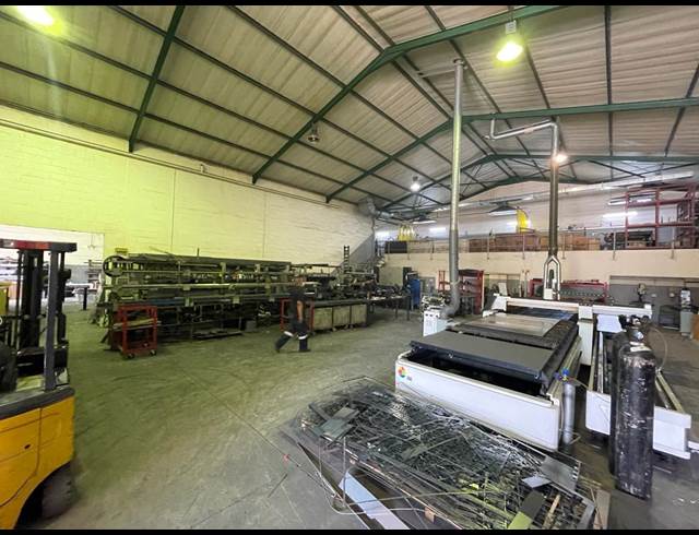925M² WAREHOUSE TO LET IN STIKLAND INDUSTRIAL