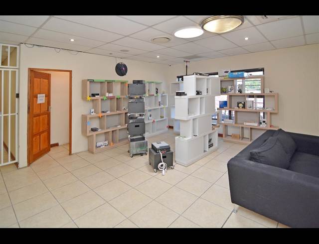 600M² WAREHOUSE RENTED IN BRAMLEY
