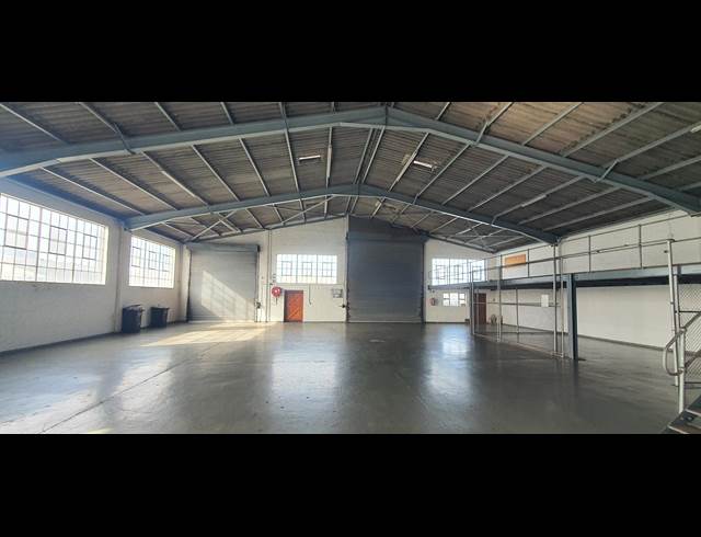 1,400M² SHOWROOM TO LET IN PAARDEN EILAND
