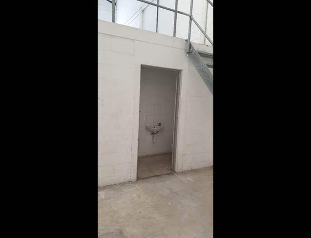 141M² WAREHOUSE TO LET IN PAROW INDUSTRIAL