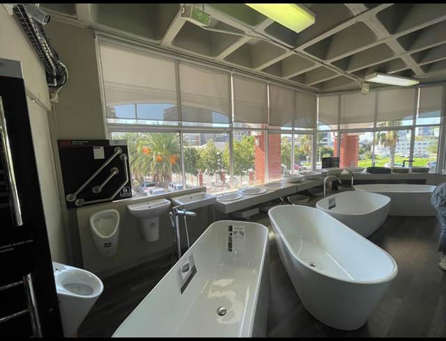 191M² SHOWROOM TO LET IN GARDENS