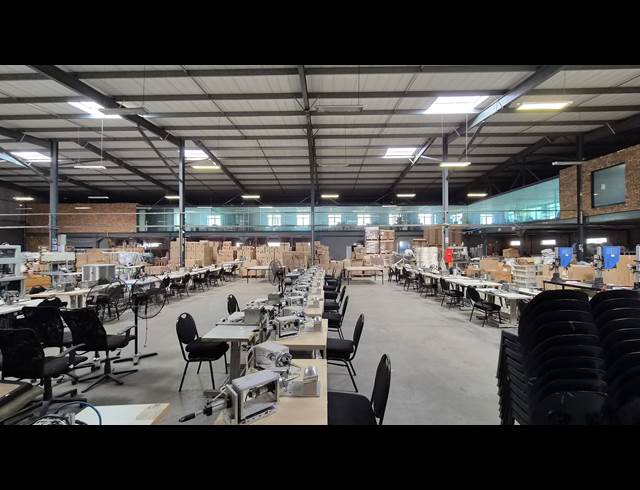 2,396M² WAREHOUSE TO LET IN JET PARK