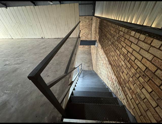 385M² WAREHOUSE TO LET IN CROWN