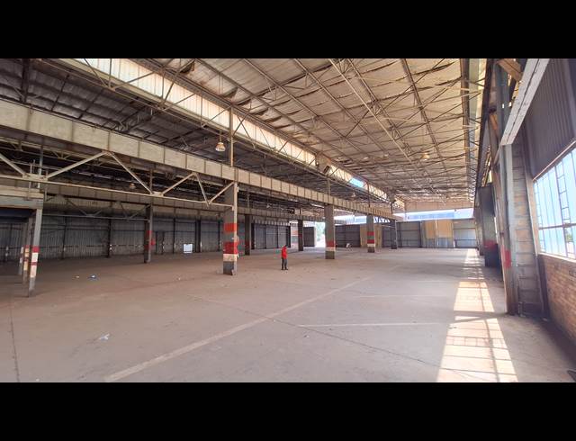 3,890M² FACTORY TO LET IN FACTORIA