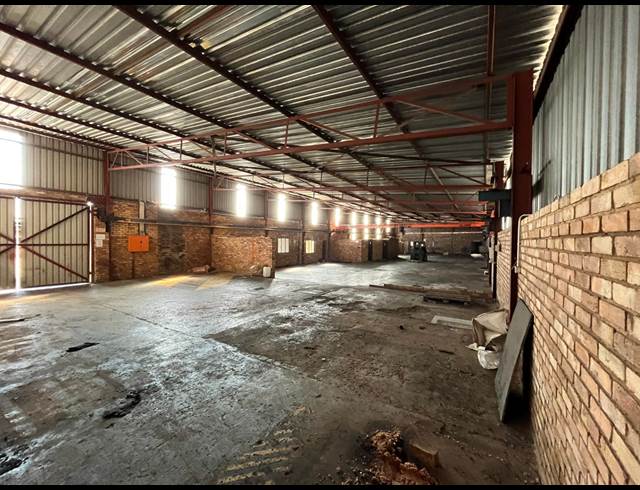 600M² WAREHOUSE TO LET IN VULCANIA