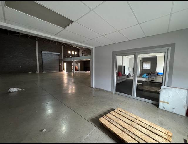 450M² WAREHOUSE TO LET IN STORMILL