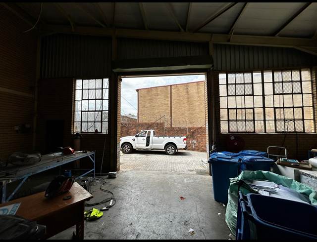 422M² WAREHOUSE TO LET IN KEW