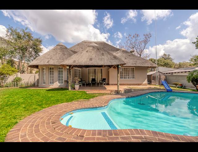 3 BEDROOM FREEHOLD RENTED IN GALLO MANOR