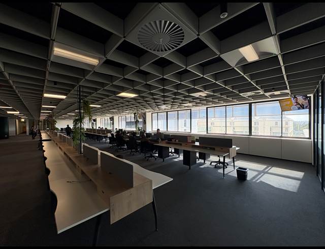 5,780M² SERVICED OFFICE TO LET IN PINELANDS