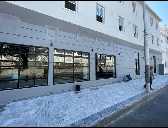 170M² SHOWROOM TO LET IN GARDENS