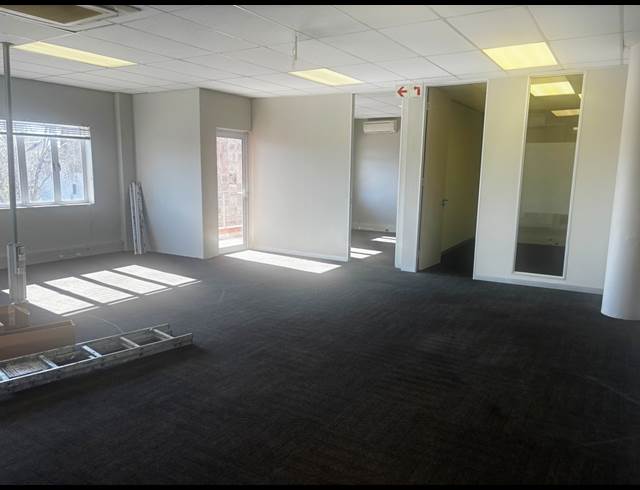 112M² BUILDING TO LET IN FOURWAYS