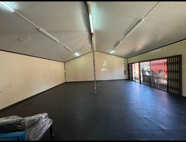 99M² WAREHOUSE TO LET IN AMALGAM
