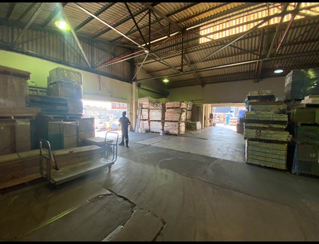 2,350M² SHOWROOM TO LET IN PAARDEN EILAND