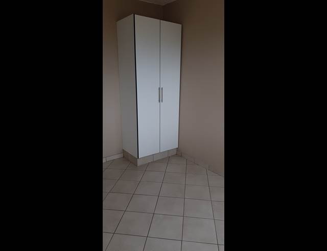 2 bed property to rent in KEMPTON PARK CBD