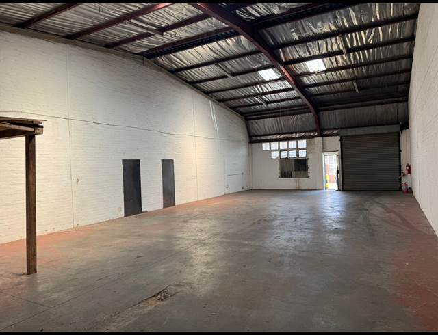 193M² WAREHOUSE TO LET IN CROWN