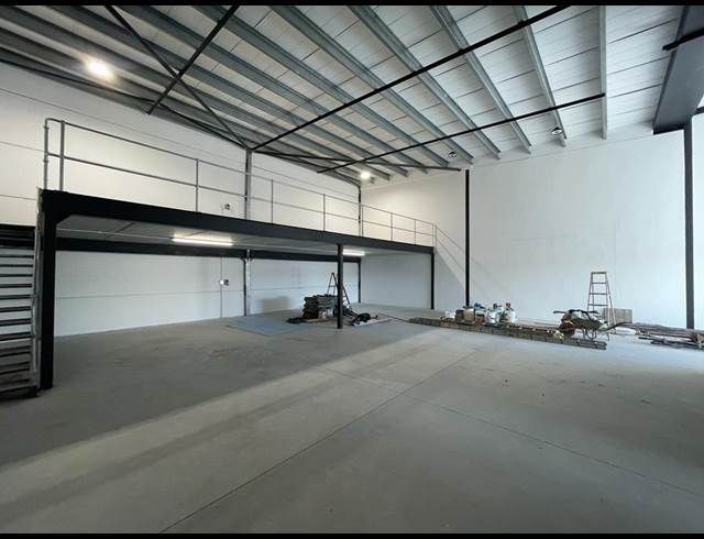 395M² WAREHOUSE TO LET IN STIKLAND INDUSTRIAL
