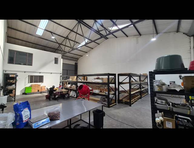 320M² WAREHOUSE TO LET IN KILLARNEY GARDENS