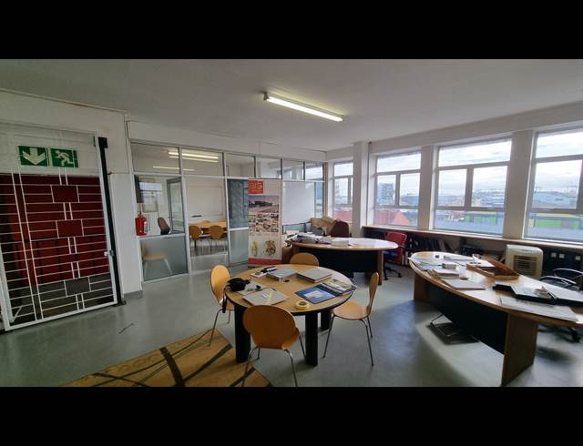 250M² BUSINESS TO LET IN WOODSTOCK