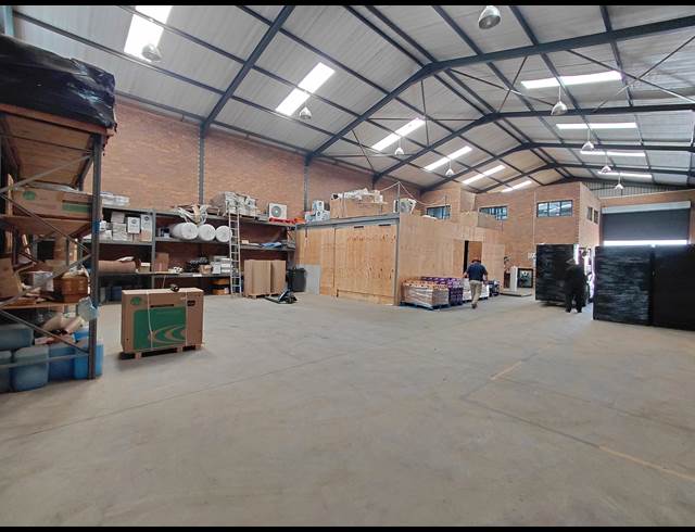 500M² WAREHOUSE TO LET IN POMONA