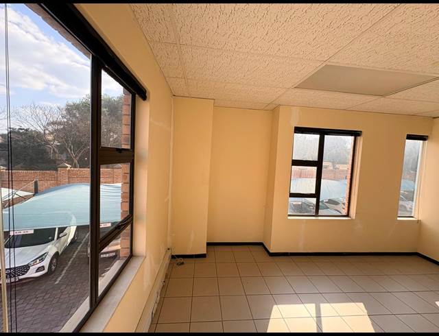 144M² OFFICE TO LET IN FOURWAYS