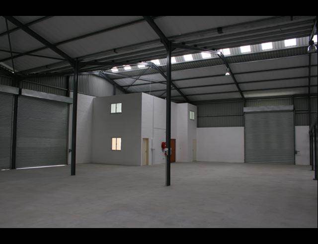 900M² FACTORY TO LET IN RACING PARK