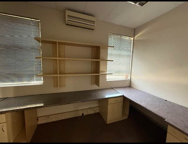 100M² BUSINESS CENTRE TO LET IN RYNFIELD