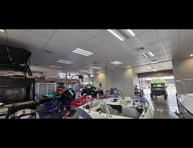 1,360M² SHOWROOM TO LET IN RIVERSIDE PARK
