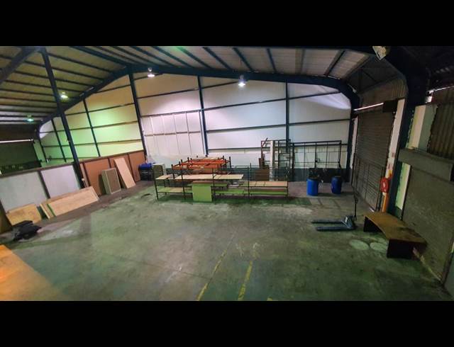 560M² WAREHOUSE TO LET IN JET PARK