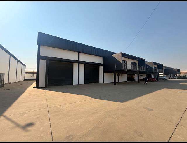 900M² WAREHOUSE TO LET IN APEX