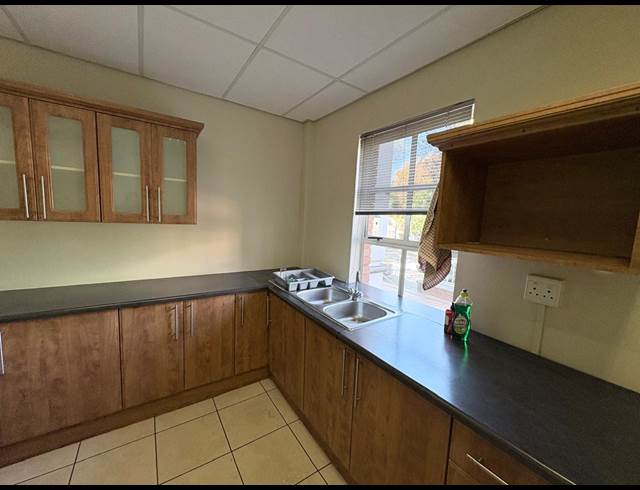 123M² OFFICE TO LET IN FOURWAYS