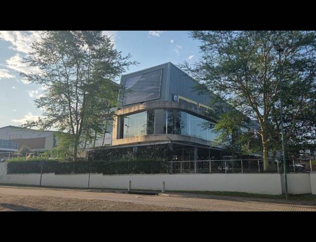 1,360M² SHOWROOM TO LET IN RIVERSIDE PARK